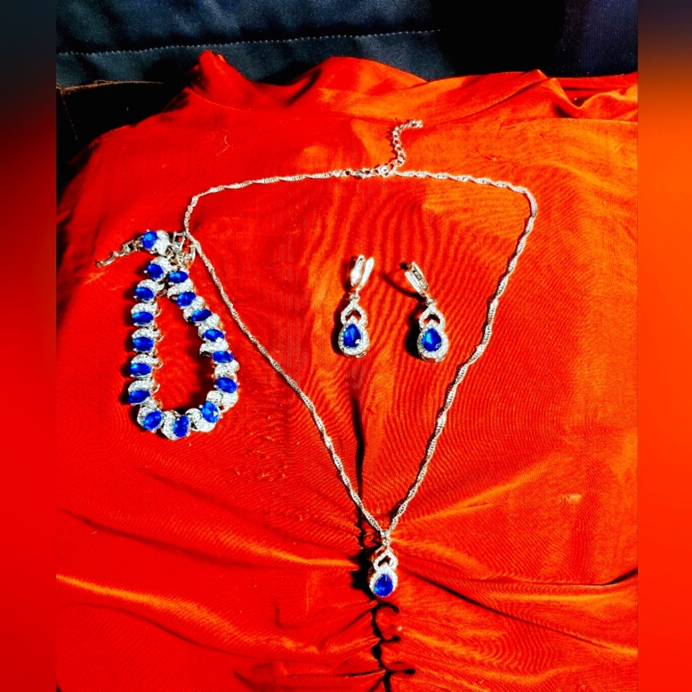 Elegant Sapphire Blue color Necklace set of Four pieces (Never been worn) 🎉🥳💙